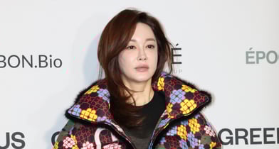 배우 김혜은이 영화 '범죄와의 전쟁' 속 명연기를 완성하기 위해 기울였던 노력을 공개했다. 사진은 배우 김혜은이 지난해 2월 서울 중구 동대문디자인플라자(DDP)에서 열린 ‘2025 F/W서울패션위크’ ‘그리디어스’ 컬렉션에 참석해 포즈를 취하고 있는 모습. /사진=뉴스