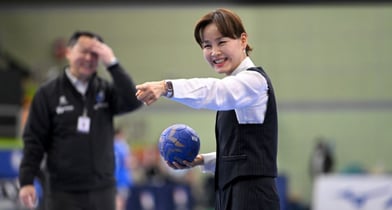 임오경 의원(더불어민주당·경기 광명갑)이 10일 경기 광명시 광명시민체육관에서 열린 신한 SOL Bank 25-26 핸드볼 H리그 여자부 개막전에 앞서 시구를 하고 있다. /사진=한국핸드볼연맹 제공