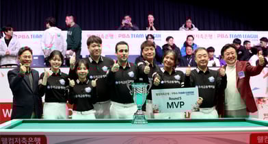 우리금융캐피탈이 창단 첫 라운드 우승 트로피를 손에 넣었다. 사진은 지난 11일 고양킨텍스 PBA스타디움에서 열린 웰컴저축은행 PBA 팀리그 2025-26 5라운드 우승을 차지한 우리금융캐피탈 선수단의 모습. /사진=프로당구협회(PBA) 제공