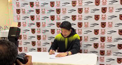 국가대표 출신 이기제가 이란 페르시안 걸프 프로리그  메스 라프산잔으로 이적했다. 사진은 이기제가 계약서에 서명하는 모습. /사진=(주)빅보스에이전시(제이나인스포츠)