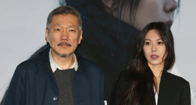 홍상수 감독의 34번째 장편 신작, 영화 '그녀가 돌아온 날'이 오는 2월12일에 열리는 제76회 베를린국제영화제 파노라마 부문에 공식 초청됐다. 사진은 지난 2017년 3월 서울 광진구 자양동 롯데시네마 건대입구에서 열린 영화 '밤의 해변에서 혼자' 언론시사회 기자간담회에서 참석한 홍상수 감독과 배우 김민희. /사진=머니투데이