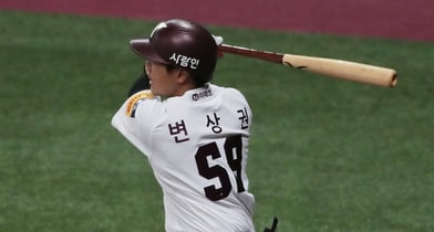 프로야구 최초의 시민구단 울산 웨일즈가 트라이아웃을 통해 26명의 선수들을 선발했다. 사진은 울산 선수단에 합류한 변상권이 키움 히어로즈 소속일 당시 경기를 치르는 모습. /사진=뉴스