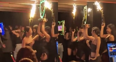 제니의 만 30세 생일 파티 현장이 공개됐다. 사진은 클럽으로 추정되는 장소에서 춤을 추는 제니의 모습. /사진=엑스 캡처 