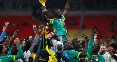 세네갈이 모로코를 꺾고 2025 아프리카네이션스컵(AFCON) 우승을 차지했다. 사진은 세네갈 선수들이 우승 트로피를 쥔 사디오 마네를 들어올리며 우승을 자축하는 모습. /사진=로이터 