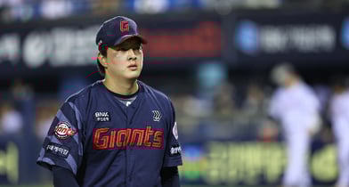 롯데자이언츠 마무리투수 김원중이 최근 교통사고를 당해 1차 스프링캠프 합류가 불발됐다. 사진은 롯데자이언츠 투수 김원중 모습. /사진=뉴시스