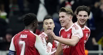 아스널이 유럽축구연맹(UEFA) 챔피언스리그(CL)에서 인터 밀란을 꺾고 7연승을 내달리며 선두를 굳게 지켰다. 사진은 빅토르 요케레스(오른쪽에서 두 번째)의 득점을 축하하는 아스널 동료들. /사진=로이터