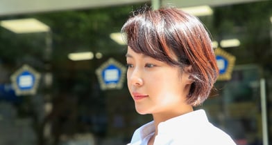 회삿돈 43억원을 횡령해 활동을 중단했던 배우 황정음이 1인 기획사를 정식 등록했다. 사진은 배우 황정음이 제주시 이도2동 제주지방법원에서 열린 특정경제범죄 가중 처벌 등에 관한 법률 위반(횡령) 혐의 사건 결심공판 출석 후 법원을 빠져나가는 모습. /사진=뉴시스