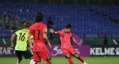 한국 U-23 대표팀이 베트남과의 경기에서 패배해  2026 아시아축구연맹(AFC) 23세 이하(U-23) 아시안컵을 4위를 기록했다. 사진은 지난 18일(한국시각) 사우디아라비아 제다 킹 압둘라 스포츠시티홀 스타디움에서 열린 호주와의 2026 아시아축구연맹(AFC) U23 아시안컵 8강전에서 패스한 모습. /사진=뉴스1(대한축구협회 제공)