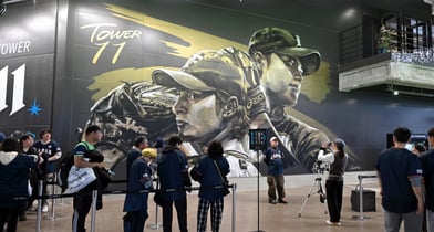 지난해 11월 30일 일본 에스콘필드 홋카이도에서 ‘한일 드림 플레이어즈 게임’이 열렸다.  이 게임은 한국과 일본 프로야구를 대표했던 스타들이 총  출동해 양국의 우정을 이어간다.  사진은 일본 야구팬들이 니혼햄 출신인 오타니와 다르빗슈 그림 앞에서 사진을 찍고 있는 모습. 사진=뉴스1 /사진=(서울=뉴스1) 사진공동취재단