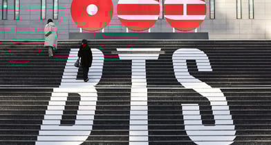 방탄소년단(BTS)의 월드투어 개최소식에 전 세계 관광 및 경제가 들썩이고 있다. 사진은 서울 종로구 세종문화회관 계단에 방탄소년단(BTS)의 정규 5집 컴백을 알리는 홍보물이 설치된 모습. /사진=뉴스