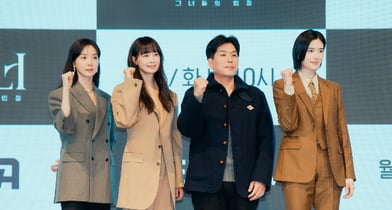 배우 이나영, 정은채, 이청아가 ENA 새 월화드라마 '아너 : 그녀들의 법정'으로 뭉쳤다. 사진은 왼쪽부터 배우 이청아, 이나영, 박건호 감독, 정은채가 26일 오후 ENA 새 월화드라마 '아너 : 그녀들의 법정'(극본 박가연, 연출 박건호) 제작발표회에 참석한 모습. /사진=ENA '아너 : 그녀들의 법정'