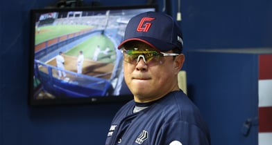 김태형 롯데 자이언츠 감독이 투수 정철원의 사생활 논란에 대해 새 시즌을 잘 준비할 수 있게 다독이겠다고 밝혔다. 사진은 지난해 8월21일 서울 송파구 잠실야구장에서 열린 프로야구 '2025 신한 SOL 뱅크 KBO리그' 롯데 자이언츠와 LG 트윈스의 경기 8회초 롯데 김태형 감독이 코치진과 대화를 나눈 모습. /사진=뉴시스