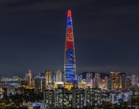 2016년 12월22일 롯데월드타워가 완공됐다. 사진은 서울 송파구 롯데월드타워에 송출되는 광복 80주년 미디어파사드 모습. /사진 제공=롯데물산 제공