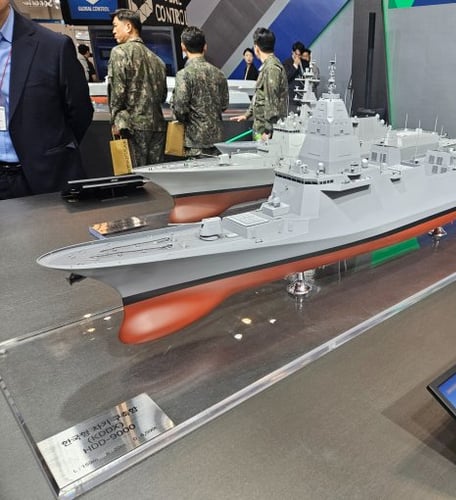 '2025 MADEX'에 전시된 HD현대중공업의 한국형 차기구축함(KDDX) 모형. /사진=최유빈 기자