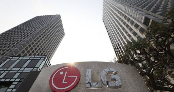 '美 관세·물류비' 부담 직격탄… LG전자, 2분기 영업익 '반토막'(종합)