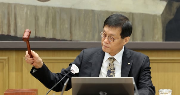 부동산 과열·고환율에 발 묶인 기준금리… '인하' 소수의견에 쏠린 눈