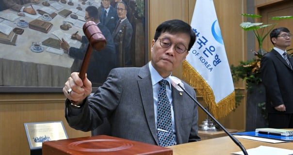 '금리 내릴 명분 없다'… 한은, 가계부채·환율·집값 부담에 동결(종합)