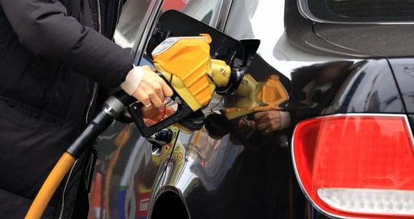 주유소 기름값, '국제유가' 약세에 3주째 하락… "다음주 또 내린다"