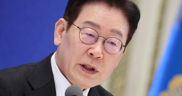 이 대통령 "환율 1400원 전후로 떨어질 것…주택 보유세는 최후 수단"