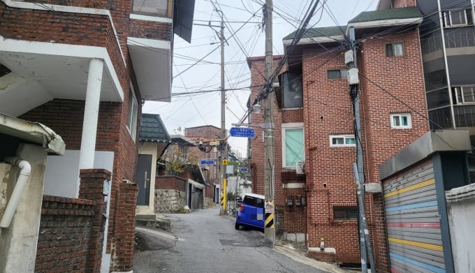 사업비 1조6000억원 규모 서울 용산구 한남4재정비촉진구역(한남4구역) 시공권을 두고 삼성물산 건설부문과 현대건설이 맞붙었다. 사진은 서울 용산구 보광동 360번지 일대에 위치한 한남4구역의 노후 주택가 골목 /사진=이화랑 기자