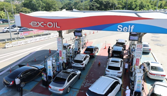 명절은 잦은 고속도로 정체로 연비가 떨어지기 쉽다. 추석 연휴 장거리 운전에서 연비를 높이기 위한 몇가지 팁을 소개한다. /사진=뉴스