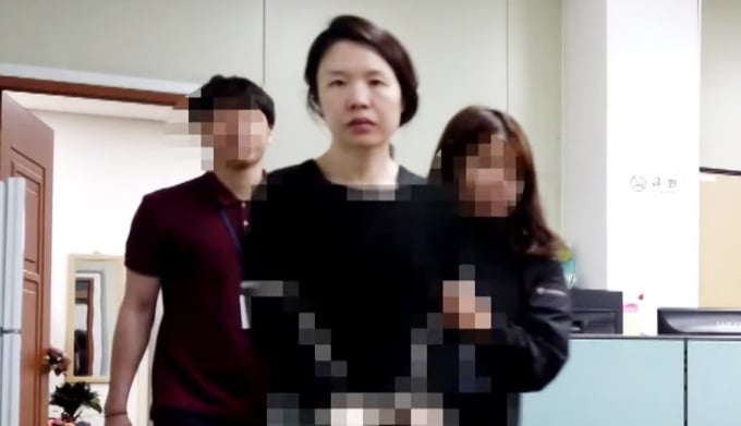 대법원이 살인·사체 손괴·사체 은닉 혐의로 구속기소된 고유정에게 무기징역을 확정했다. 해당 장면은 고유정이 경찰 조사를 받기위해 도착한 모습. /사진=유튜브 채널 &#039;비디오머그&#039; 캡처