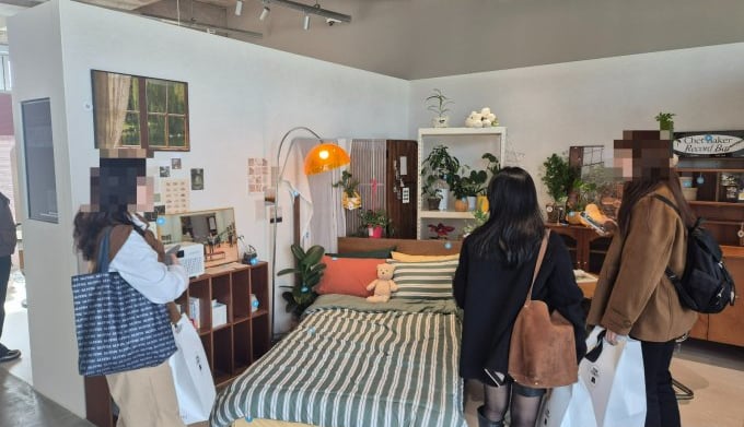 내년도 소비 트렌드로 필코노미가 꼽혔다. 사진은 지난달 31일 서울 종로구 오늘의집 쇼룸을 구경 중인 소비자들의 모습. /사진=김인영 기자