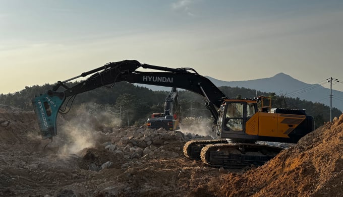 포스코이앤씨, 원격 제어 굴착기로 '무인 건설' 현실화
