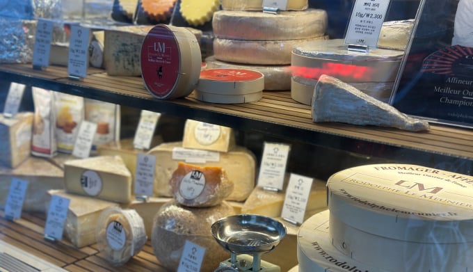 프랑스는 치즈 등 자국의 숙성·발효 음식을 국내에 알리고 있다. 사진은 르므니에 압구정점에 진열된 치즈. /사진=다이어리알