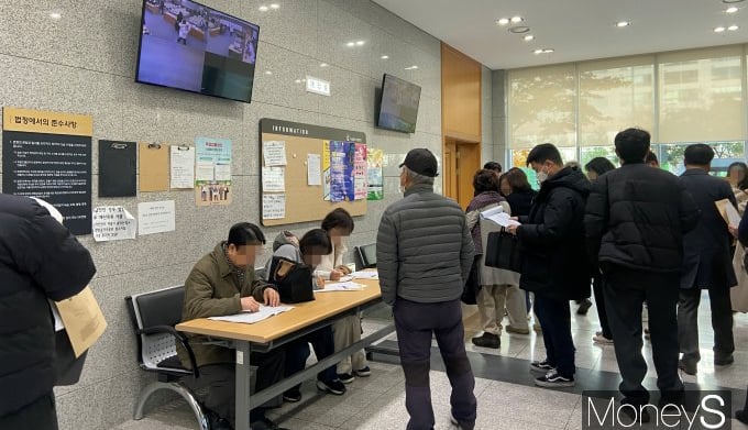 [르포] '갭투자' 가능한 경매로 몰렸다… 송파 아파트 11명 러시