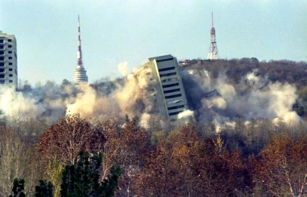 1994년 11월20일 남산 외인아파트가 철거됐다. 사진은 폭파 해체되고 있는 남산 외인아파트의 모습. /사진=한국정책방송원 e영상역사관