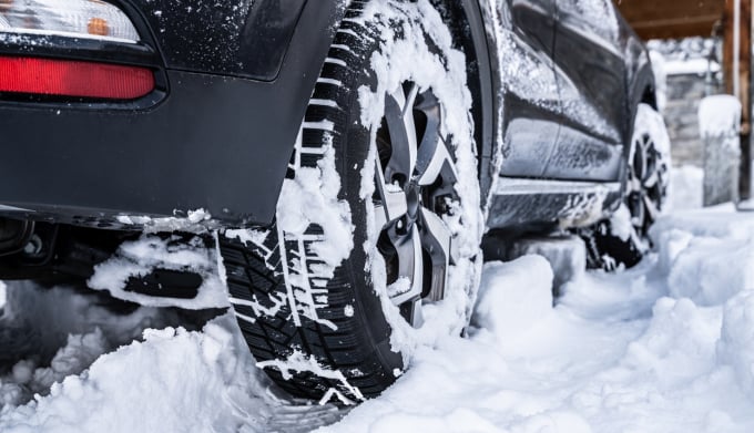 겨울철에는 눈길·빙판길 미끄러짐 사고가 늘고 타이어·배터리 성능이 떨어지기 쉬워 사전 점검을 통한 안전사고 예방이 중요하다. /사진=클립아트코리아 