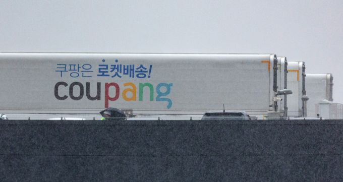[쿠팡 정보유출] 물류엔 10조… 보안엔 '찔끔'?