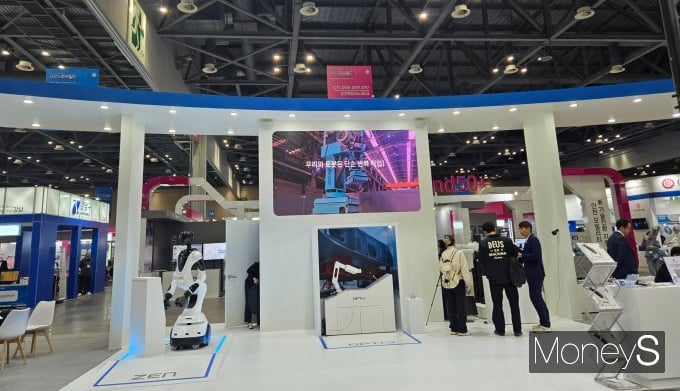 뉴로메카가 조선·철강 등 주요 제조업 현장에 협동로봇 공급을 확대하며 존재감을 키우고 있다. 사진은 &#039;2025 로보월드&#039;에 마련된 뉴로메카 전시 부스. /사진=김이재 기자
