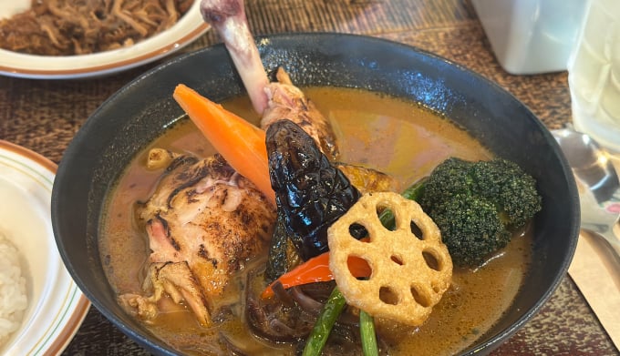  &#039;스프카레&#039;는 걸쭉한 일반 일본식 카레와 달리 맑은 육수에 여러 향신료를 더해 국물 요리처럼 즐긴다는 점이 특징이다. 사진은 카레시의 스프카레. /사진=다이어리알