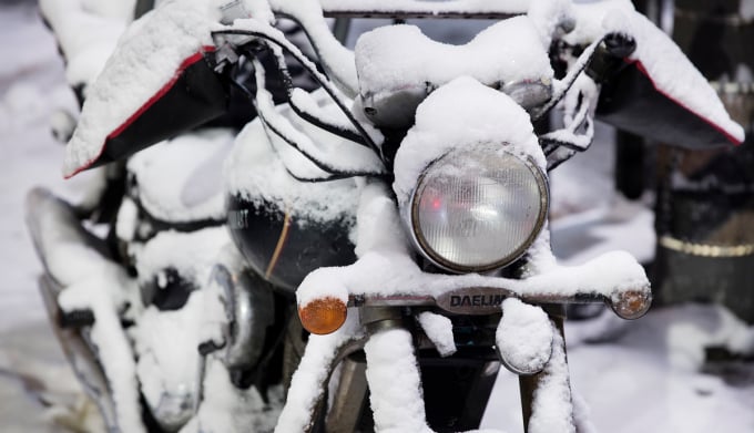 추위는 타이어뿐 아니라 배터리 성능까지 약화시키므로 장기 주차 시에는 실내 보관과 정기적인 시동 유지가 필요하다./사진=클립아트코리아