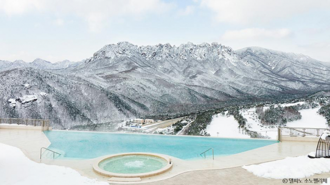 찬 바람에 맑아지는 머리와 따뜻한 물 속에서 노곤하게 풀리는 몸의 대비는 겨울 온천이 주는 최고의 낭만이다. 사진은 고성 소노펠리체 델피노의 온천. /사진=한국관광공사