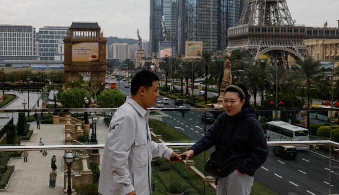 1999년 12월20일. 포르투갈이 중국에 마카오를 반환했다. 사진은 지난해 12월18일 마카오 카지노 리조트 인근에서 사진 촬영 중인 관광객들의 모습. /사진=로이터