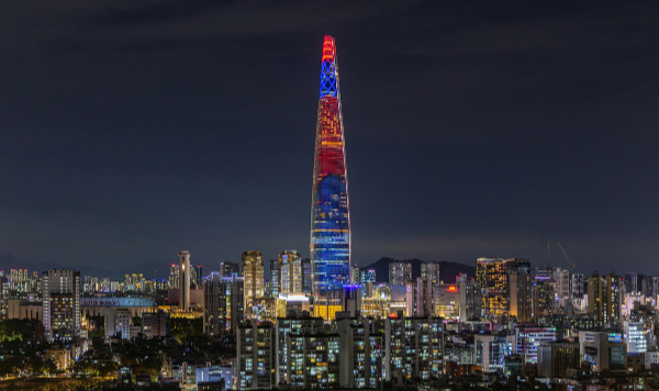 2016년 12월22일 롯데월드타워가 완공됐다. 사진은 서울 송파구 롯데월드타워에 송출되는 광복 80주년 미디어파사드 모습. /사진 제공=롯데물산 제공