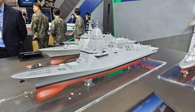 '2025 MADEX'에 전시된 HD현대중공업의 한국형 차기구축함(KDDX) 모형. /사진=최유빈 기자