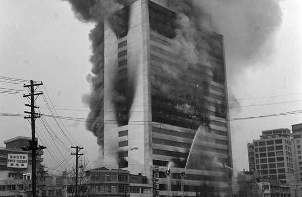 1971년 12월25일 대연각 호텔에서 불이 나 163명이 숨지고 63명이 다쳤다. 사진은 당시 대연각 호텔에서 불이 난 모습. /사진=국가기록원