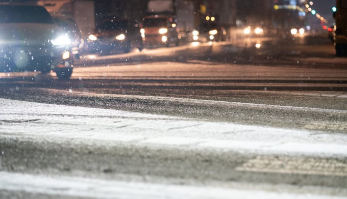 눈이 그친 뒤 밤사이 얼어붙은 도로. 겉보기엔 젖은 길처럼 보이지만 블랙아이스 위험이 큰 구간이다. /사진=클립아트코리아