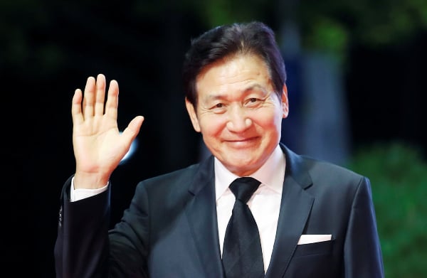 '국민배우' 안성기 별세… 장례는 영화인장, 이정재·정우성 운구 맡아