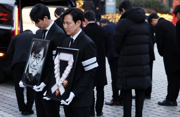 마지막 길 떠나는 안성기, 장례미사 엄수… 정우성·이정재·현빈 배웅