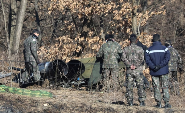 2022년 1월11일 경기 화성시 상공에서 추락한 KF-5E 전투기를 몰던 심정민 소령이 민간 피해를 막기 위해 끝까지 조종간을 놓지 않았던 것으로 알려졌다. 사진은 경기 화성시 관항리 인근 야산에서 군 관계자들이 F-5E 전투기 추락현장을 살펴보는 모습. /사진=뉴스