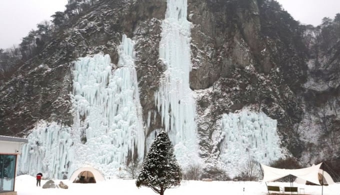매서운 추위가 만들어낸 빙벽이 겨울 여행객들의 발길을 사로잡고 있다. 사진은 원주 '스톤크릭' /사진=한국관광공사.