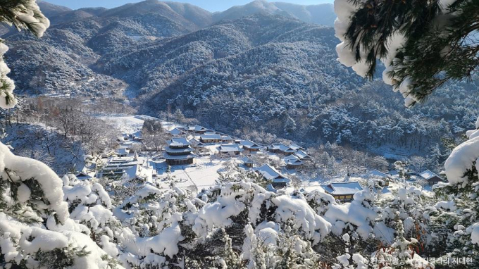 하얀 눈과 고요함이 가득한 겨울 산사는 내면의 소리에 집중하며 사색하기 좋은 공간이다. 사진은 김제 금산사 전경. /사진=한국관광공사. 