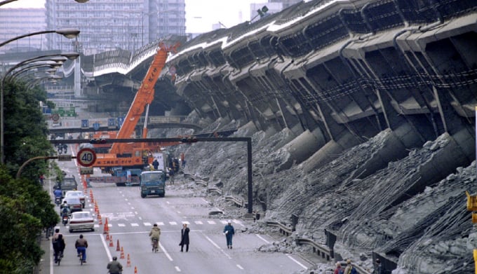 1995년 1월17일 오전 5시46분. 일본을 뒤흔든 고베 대지진 사태가 발생했다. 사진은 1995년 1월18일 일본 고베 한신 고속도로가 지진으로 인해 파괴된 모습. /사진=로이터