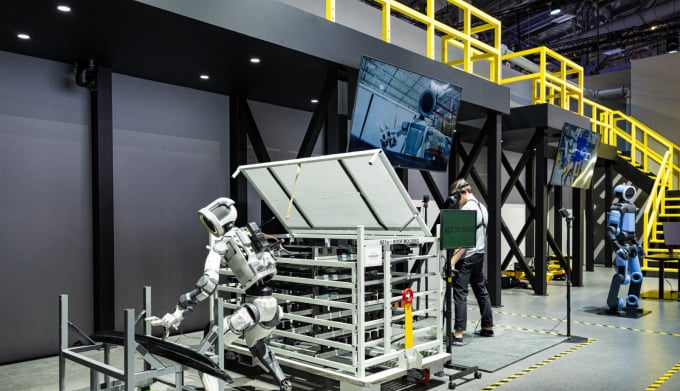 현대차그룹의 미래 모빌리티 사업에서 현대오토에버의 역할이 부각되고 있다. 단순 IT·SW 계열사를 넘어 로보틱스와 SDV 전환의 핵심으로 떠올랐다는 평가다. 사진은 차세대 전동식 아틀라스 연구형 모델(왼쪽)의 모습. /사진=현대차