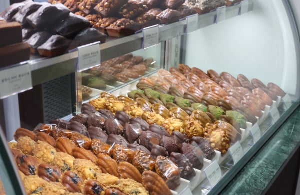 고소한 버터의 풍미와 다양한 재료 조합으로 사랑받는 구움 과자 맛집에 대한 관심이 커지고 있다. 사진은 과자방의 마들렌 쇼케이스. /사진=다이어리알